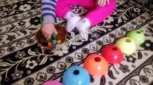 preschool_fine_motor_activity_with_jumbo_tweezers